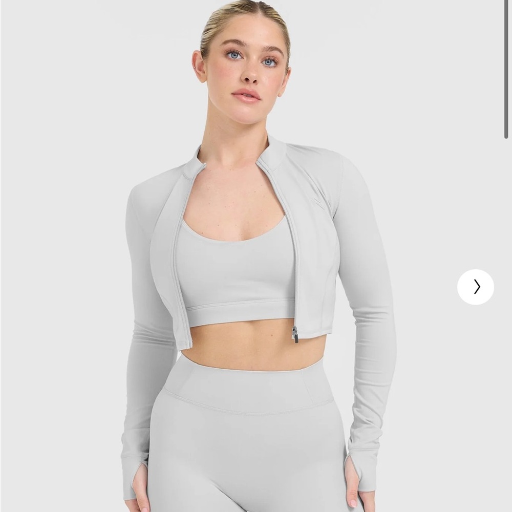 Timeless crop jacket 
Light grey 
Long sleeve thumbholes